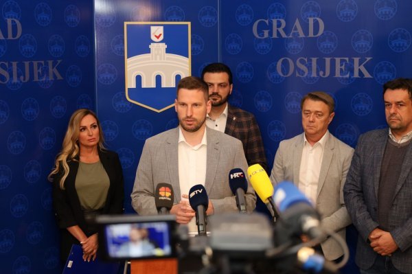 Osječki gradonačelnik Ivan Radić na konferenciji za novinare o komarcima