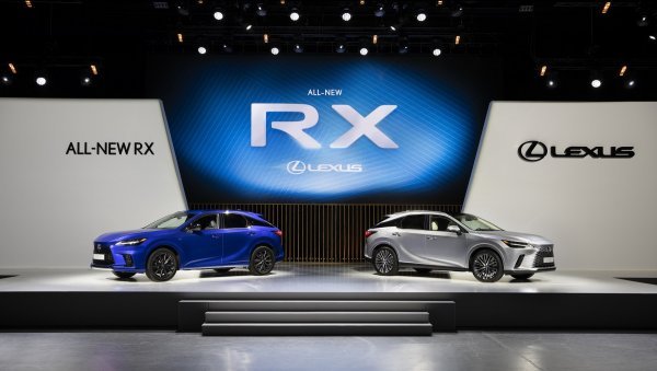 Lexus RX 500h Saphire Blue (lijevo) i RX 450h Sonic Silver
