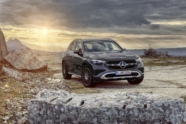 Mercedes-Benz GLC AVANTGARDE (Grafitno siva metalik), unutrašnjost AVANTGARDE (nappa koža Sienna smeđa)