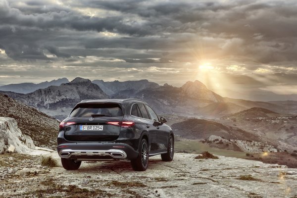 Mercedes-Benz GLC AVANTGARDE (Grafitno siva metalik), unutrašnjost AVANTGARDE (nappa koža Sienna smeđa)