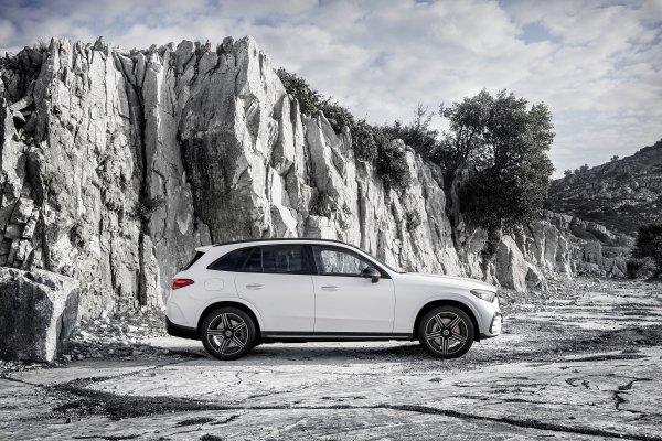 Mercedes-Benz GLC SUV plug-in hibrid AMG line (MANUFAKTUR Dijamant bijela svijetla), unutrašnjost AMG line (koža dvobojna power crveno/crna)