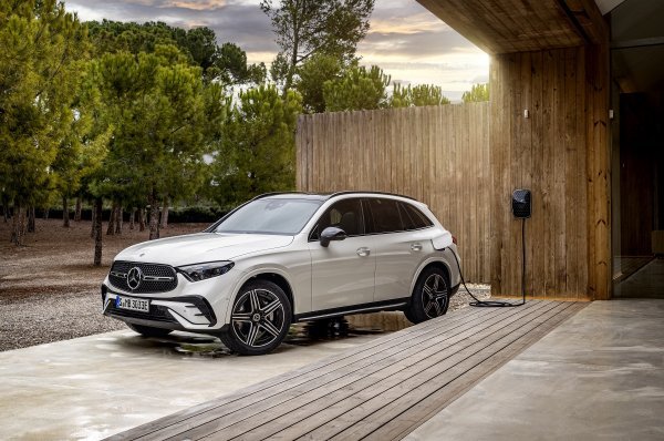 Mercedes-Benz GLC SUV plug-in hibrid AMG line (MANUFAKTUR Dijamant bijela svijetla), unutrašnjost AMG line (koža dvobojna power crveno/crna)