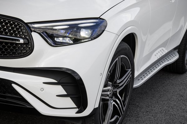 Mercedes-Benz GLC SUV plug-in hibrid AMG line (MANUFAKTUR Dijamant bijela svijetla), unutrašnjost AMG line (koža dvobojna power crveno/crna)