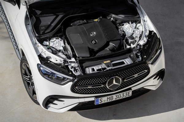 Mercedes-Benz GLC SUV plug-in hibrid AMG line (MANUFAKTUR Dijamant bijela svijetla), unutrašnjost AMG line (koža dvobojna power crveno/crna)