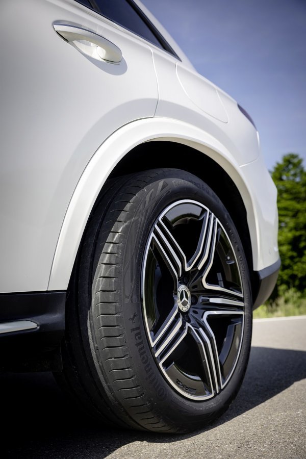 Mercedes-Benz GLC SUV plug-in hibrid AMG line (MANUFAKTUR Dijamant bijela svijetla), unutrašnjost AMG line (koža dvobojna power crveno/crna)