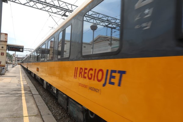 Prvi ovogodišnji turistički vlak iz Praga stigao u Rijeku