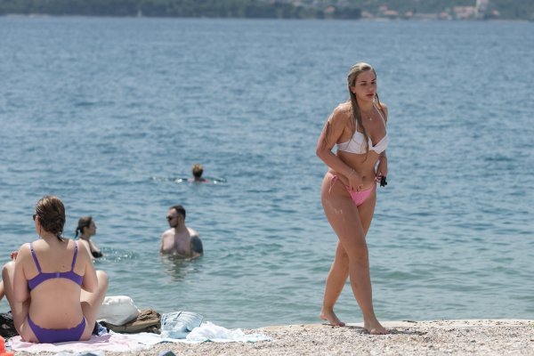 Kupači na zadarskoj plaži Kolovare