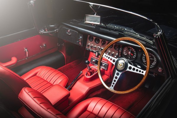 Unikatni Jaguar Classic E-type (iz 1965.) je imao premijeru na proslavi 70 godina vladanja kraljice Elizabete