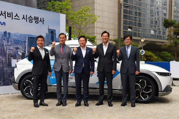 Hyundai kreće s 'car-hailing' uslugom RoboRide u Seulu s dva IONIQ 5 električna automobila s tehnologijom autonomne vožnje razine 4