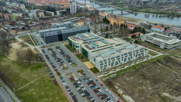 Najveći studentski dom u Hrvatskoj kao samostojeća zgrada nalazi se u sklopu sveučilišnoga kampusa u Osijeku 