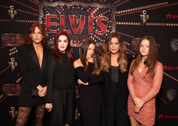 Riley Keough, Priscilla Presley, Vivienne Ann Lockwood, Lisa Marie Presley i Finley Aaron Love Lockwood