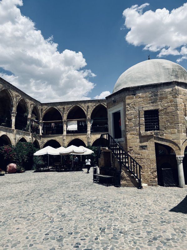 Sjeverna Nikozija (turska strana grada) prepuna je minareta džamije Selimiye i preplavljena užurbanim osmanskim bazarima