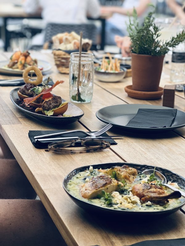 Većina restorana posvećena je lokalnoj kuhinji, iako internacionalne kuhinje imaju svoj udio u restoranskoj sceni