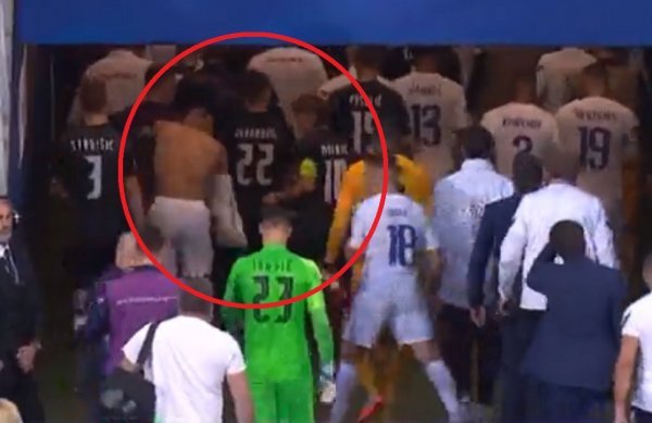 Mbappe daje dres Modriću na poluvremenu utakmice
