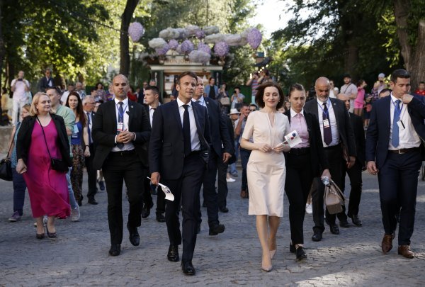 Francuski predsjednik Emmanuel Macron s predsjednicom Moldavije Maijom Sandu