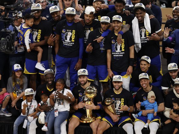 Golden State Warriorsi prvaci, Curry MVP finala