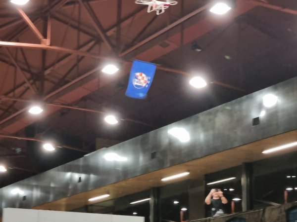 Dron s Dinamovom zastavom nasmijao je oko 200 prisutnih