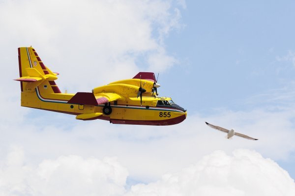 Kanader kupi more uz obalu Podstrane i Stobreča