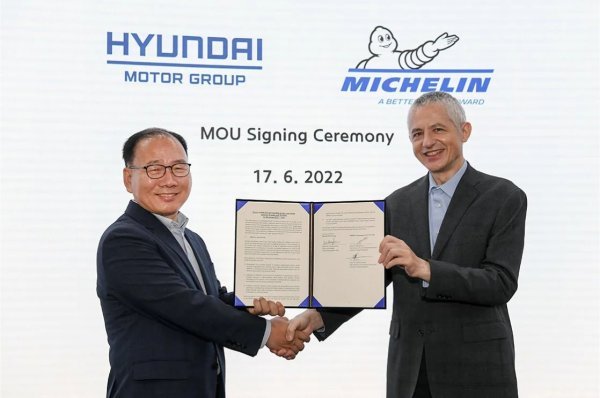 Bong-soo Kim, potpredsjednik i voditelj Centra za razvoj podvozja u Hyundai Motor Group, i Georges Levy, izvršni potpredsjednik Automotive Original Equipment u Michelinu