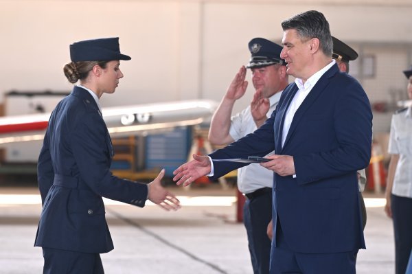 Predsjednik Zoran Milanović sudjelovao je na dodjeli diploma sedmorici pilota HRZ-a