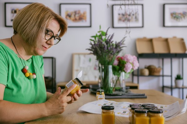 Pekmezi su minimalno zaslađeni. Umjesto želatine koriste agar-agar, što ih čini prikladnim za vegane 