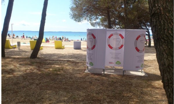 znanje je spas kampanja na kabinama na plaži