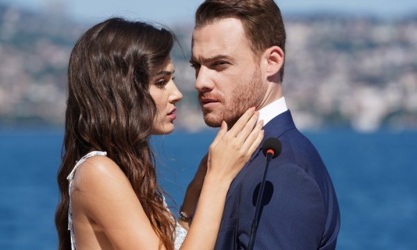 Hande Erçel i Kerem Bürsin u seriji 'Miriše na ljubav'