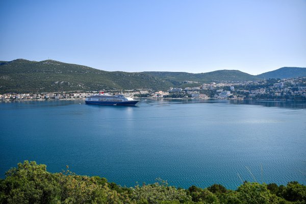 Kruzer dočekan prosvjedom u Neumu