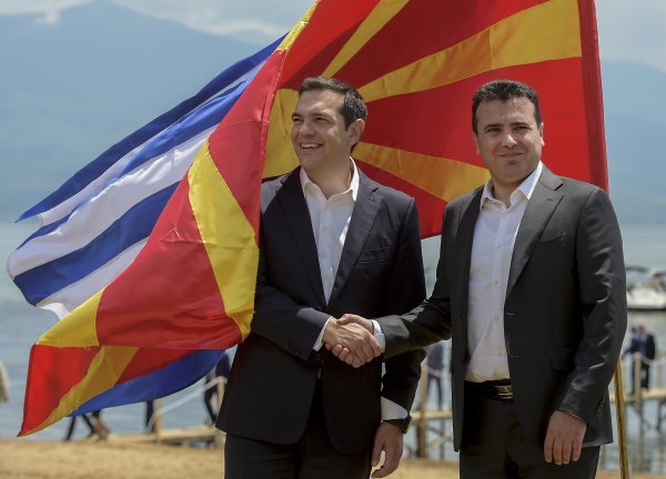 Bivši grčki premijer Aleksis Cipras i bivši makedonski premijer Zoran Zaev prilikom potpisivanja Prespanskog sporazuma