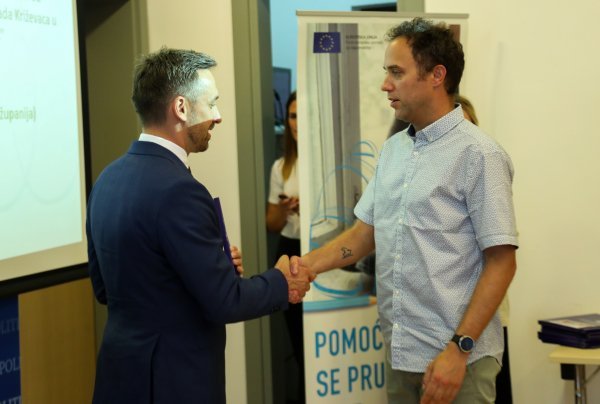 Ministar Piletić uručio ugovore o dodjeli bespovratnih sredstava iz Poziva 'Osiguravanje školske prehrane za djecu u riziku od siromaštva'