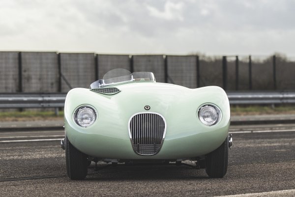 Prvi Jaguar C-type Continuation je spreman: Sir Stirling Moss se istim modelom utrkivao 1952.