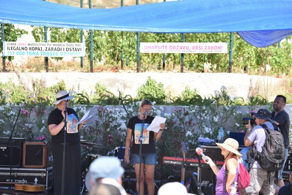 Festival bespravne gradnje u uvali Vruja