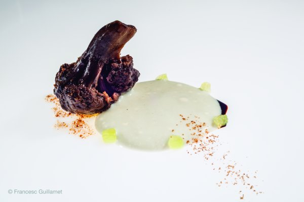 Black cauliflower with coconut and lime bechamel - photoFrancesc Guillamet