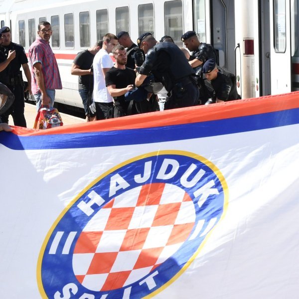 Okupljanje na kolodvoru i polazak navijača Hajduka Bilim vlakom na utakmicu protiv Dinama u Zagreb, uz policijsku pratnju.