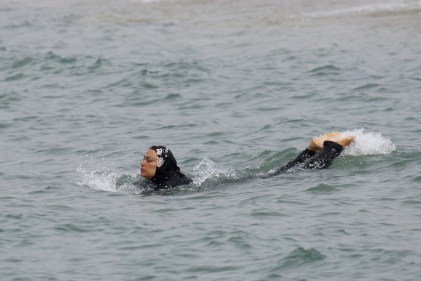 Žena pliva u burkiniju u Marseilleu, Francuska Reuters