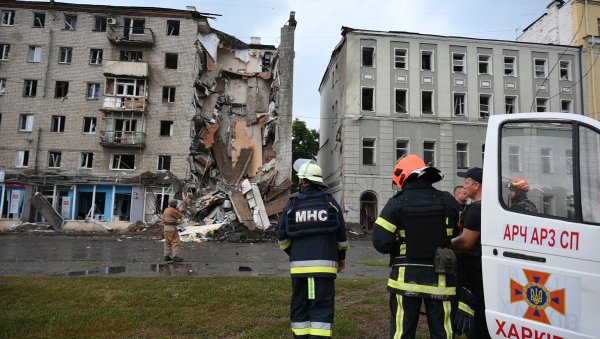 Rusi pogodili stambenu zgradu u Harkivu