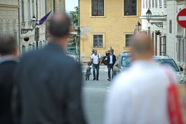 Gradonačelnika pred Skupštinom dočekao prosvjedni performans Udruge za zaštitu okoliša Resnik