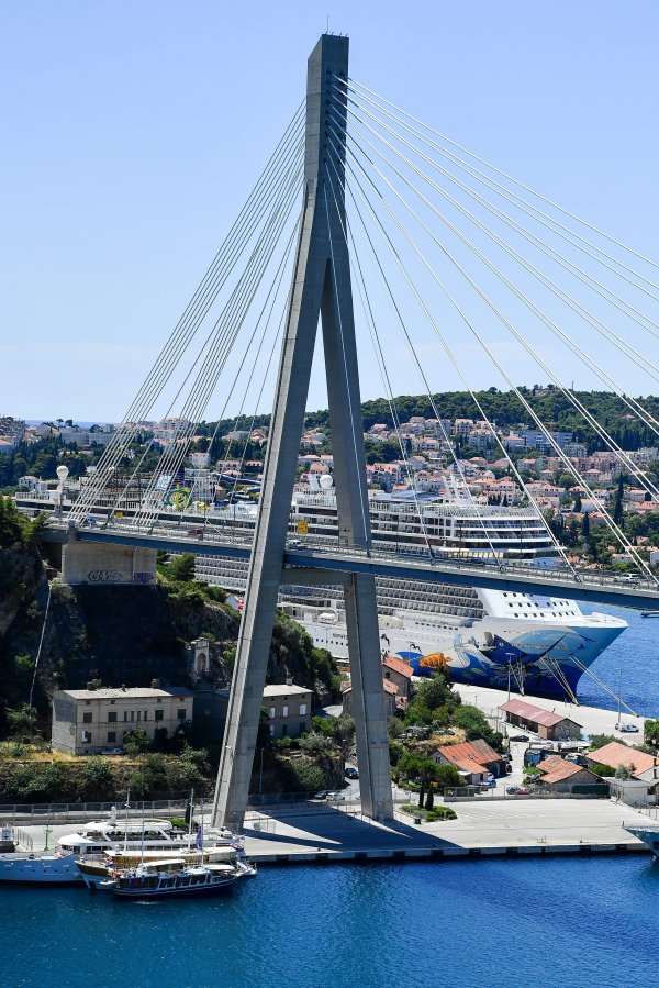 Kruzer Norwegian Escape uplovio u dubrovačku luku Gruž