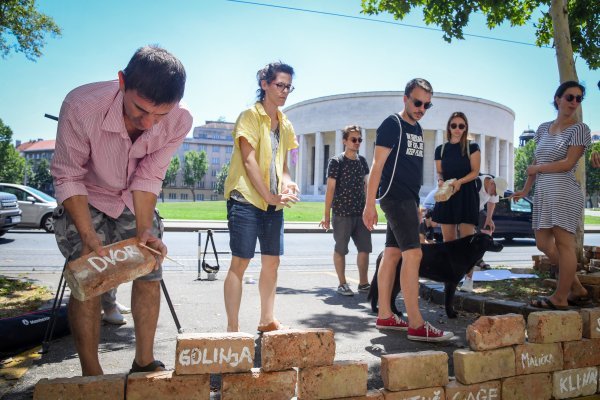 'Danas možemo govoriti o potpuno slomljenom društvu, potpuno skršenom kolektivitetu gdje je ljudima uzeta zadnja korica kruha i oni se više ne usuđuju ni na kakvu javnu akciju niti na bilo kakav javni protest da dodatno ne ugroze golu egzistenciju'