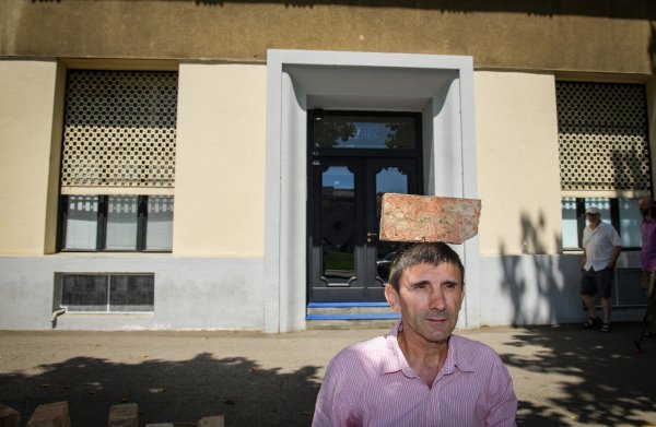 Performans Siniše Labrovića pred središnjicom HDZ-a