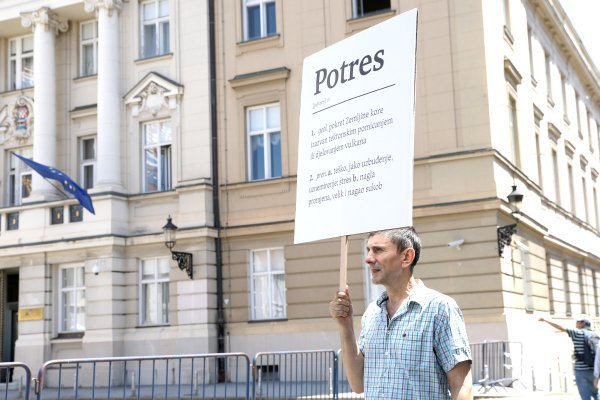 Performans Siniše Labrovića izveden ispred zgrade Vlade RH