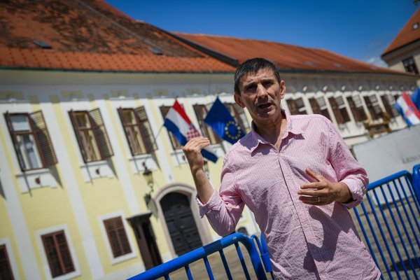 'Nedavno sam u Berlinu realizirao performans u kojem stojim na jednom mjestu, iza mene se vidi Bundestag na kojem se vijori nekoliko njemačkih i jedna zastava Europske unije, a ja nosim transparent na kojem piše I am not here'