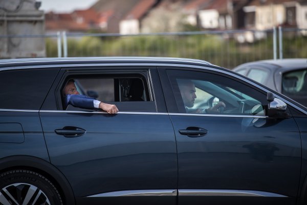 Emmanuel Macron u Peugeotu 5008