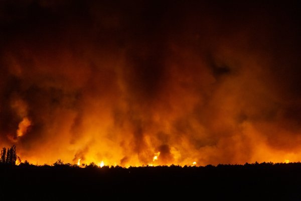 Požar kod Zatona i dalje se širi zbog jakog vjetra, zatvorene ceste