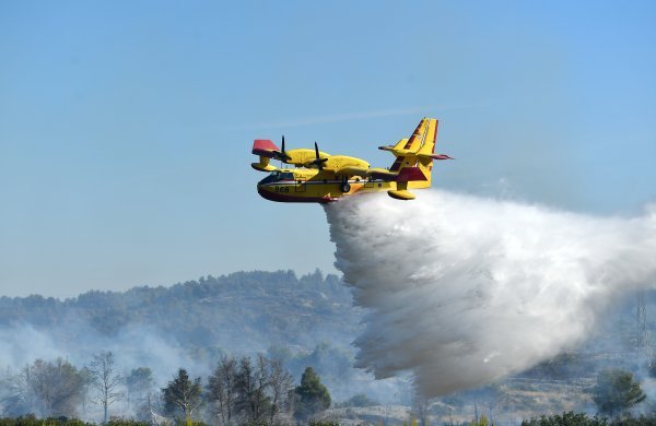 Požar kod Šibenika i dalje je aktivan, dio magistrale je zatvoren
