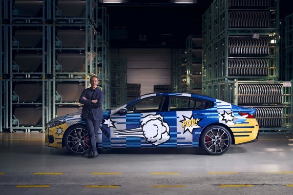 BMW pokazao ekskluzivni THE 8 X JEFF KOONS: Jeff Koons pored svog umjetničkog djela na kotačima