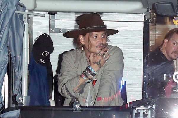 Johnny Depp ne odustaje od gomile nakita, ali ni od casual stila