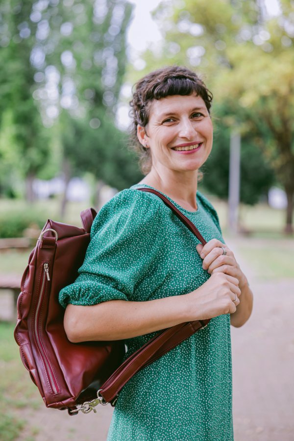 Osim veganske kože, za podstavu koristi stopostotni pamuk ili lan, pa su njezini modni dodaci rađeni za sve one koji vole nositi malo drugačije komade od onih iz 'trenutne mode'