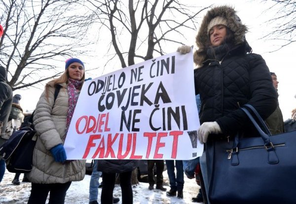 Prosvjed studenata Hrvatskih studija protiv pretvaranja njihovog fakulteta u odjel