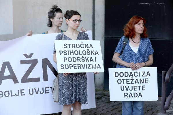Ispred Ministarstva rada održana je konferencija o problemima osobnih asistenata i korisnika osobne asistencije